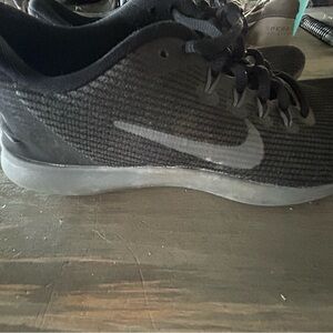 Nike 8.5 black / hint of green tennis shoes